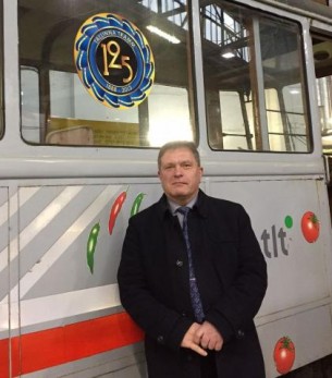 Enno Tamm devant un tramway rétro rénové.